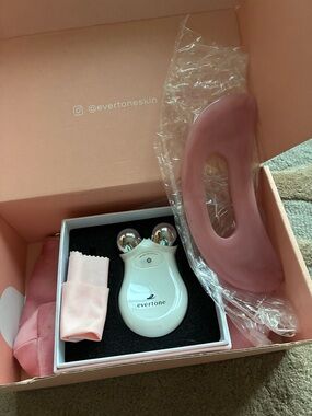 Evertone Pink Facial Roller and Gua Sha Set for Women